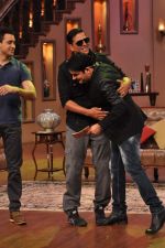 Akshay Kumar, Imran Khan promote Once upon a time in Mumbai Dobara on the sets of Comedy Nights with Kapil in Filmcity on 1st Aug 2013 (68).JPG